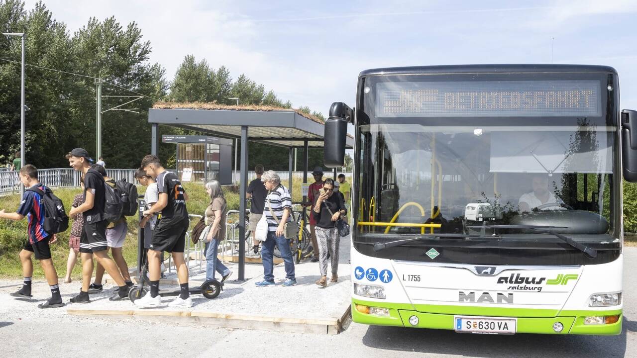 Wegen Bauarbeiten zur weiteren Modernisierung müssen heuer im Sommer Ersatzbusse für die Lokalbahn zwischen Pabing (Bild) und Bürmoos verkehren. 