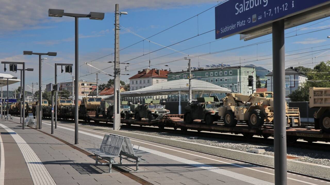 Tausende Militärtransporte durchqueren im Jahr Österreich. 2015 sorgte ein Militärtransport am Salzburger Hauptbahnhof für Aufsehen. Tausende Militärtransporte durchqueren im Jahr Österreich. 2015 sorgte ein Militärtransport am Salzburger Hauptbahnhof für Aufsehen.