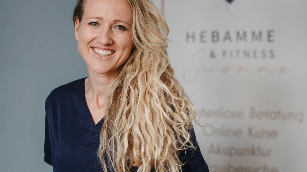 Hebamme Ivonne Teufl erklärt im Podcast, wie Schwangere mit Informationen aus dem Netz umgehen sollten – und wie sie sich gegen gruselige Geburtsgeschichten wappnen können.  