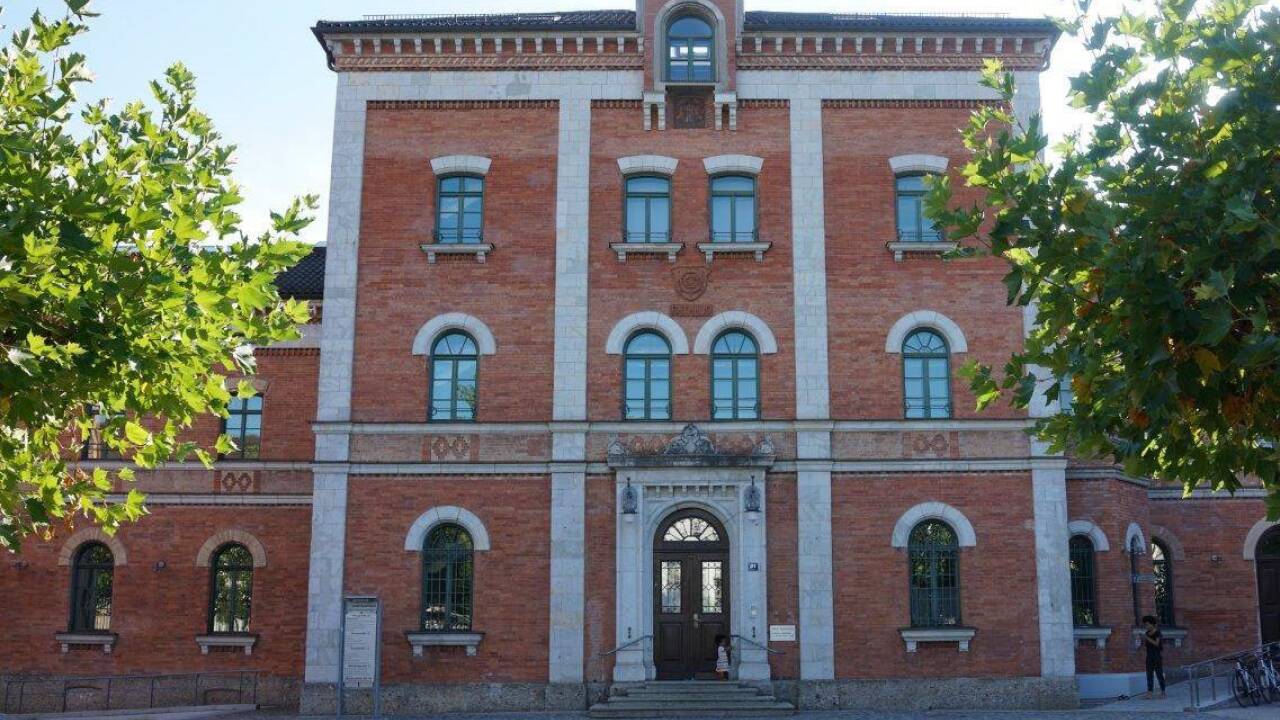 Das reale Rathaus ist in der beliebten TV-Krimiserie das Polizeirevier. Das reale Rathaus ist in der beliebten TV-Krimiserie das Polizeirevier.