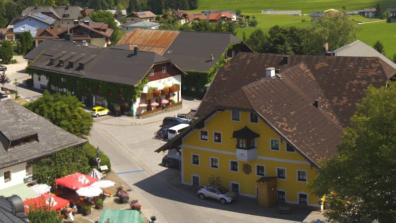 Das Ortszentrum von Faistenau (gelbes Gebäude: Alte Post) könnte bald ganz anders aussehen. War ursprünglich nur ein Wohnbauprojekt am hinteren Teil des Areals geplant, umfassen die neuen Pläne auch die Alte Post.  