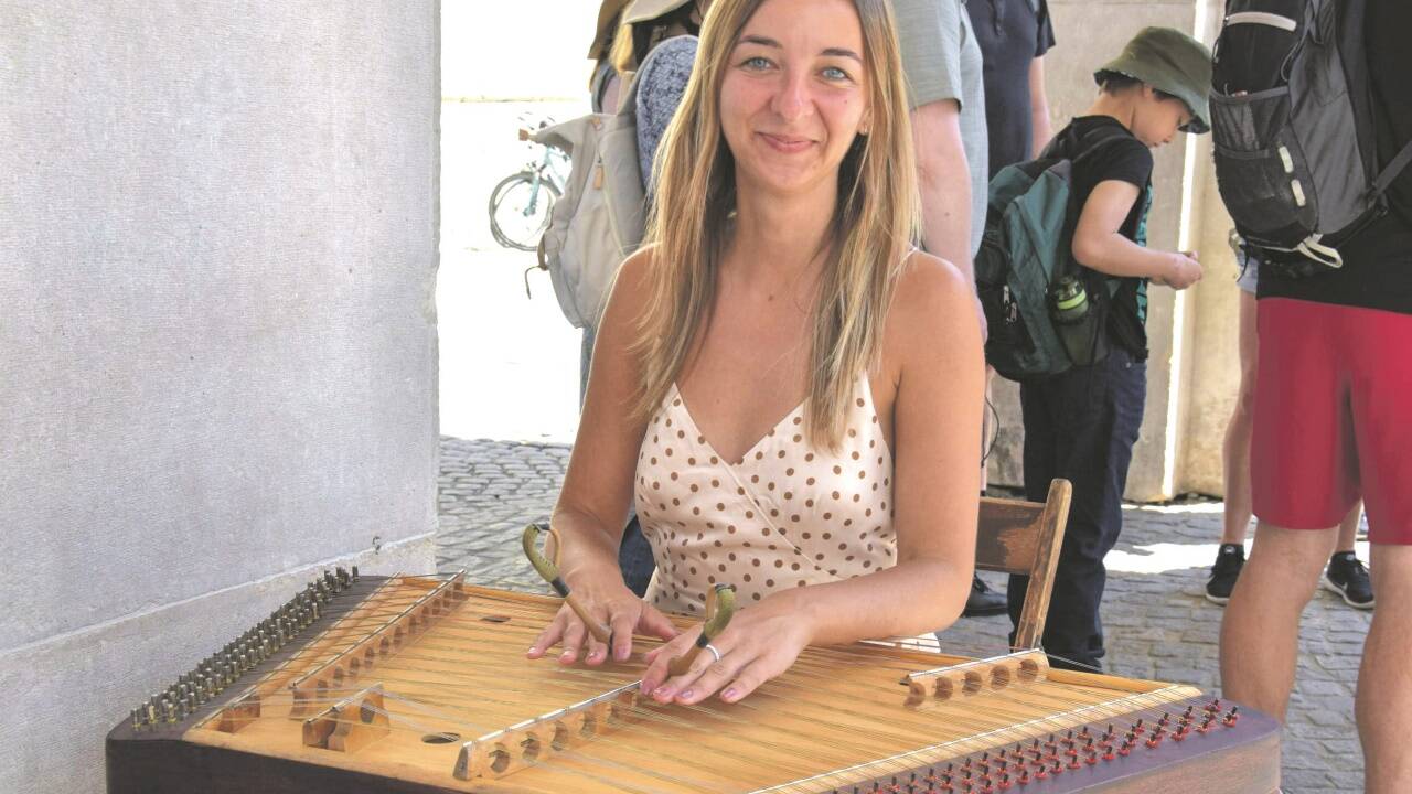 Irina erfreut musikalische Ohren. 