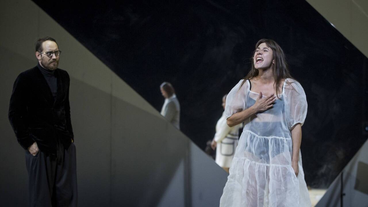 Sebastian Zimmler (Agamemnon/Toas) und Rosa Thormeyer (Iphigenia) Sebastian Zimmler (Agamemnon/Toas) und Rosa Thormeyer (Iphigenia)