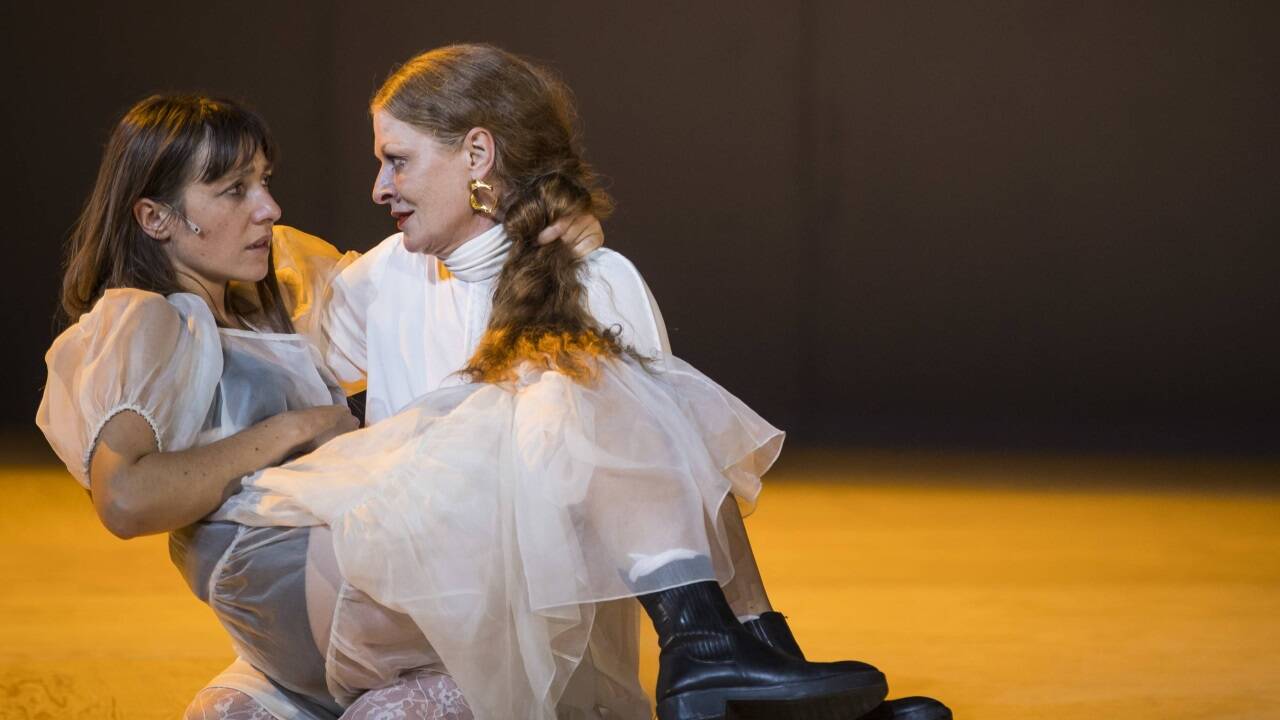Christiane von Poelnitz (Klytaemnestra), Rosa Thormeyer (Iphigenia) Christiane von Poelnitz (Klytaemnestra), Rosa Thormeyer (Iphigenia)