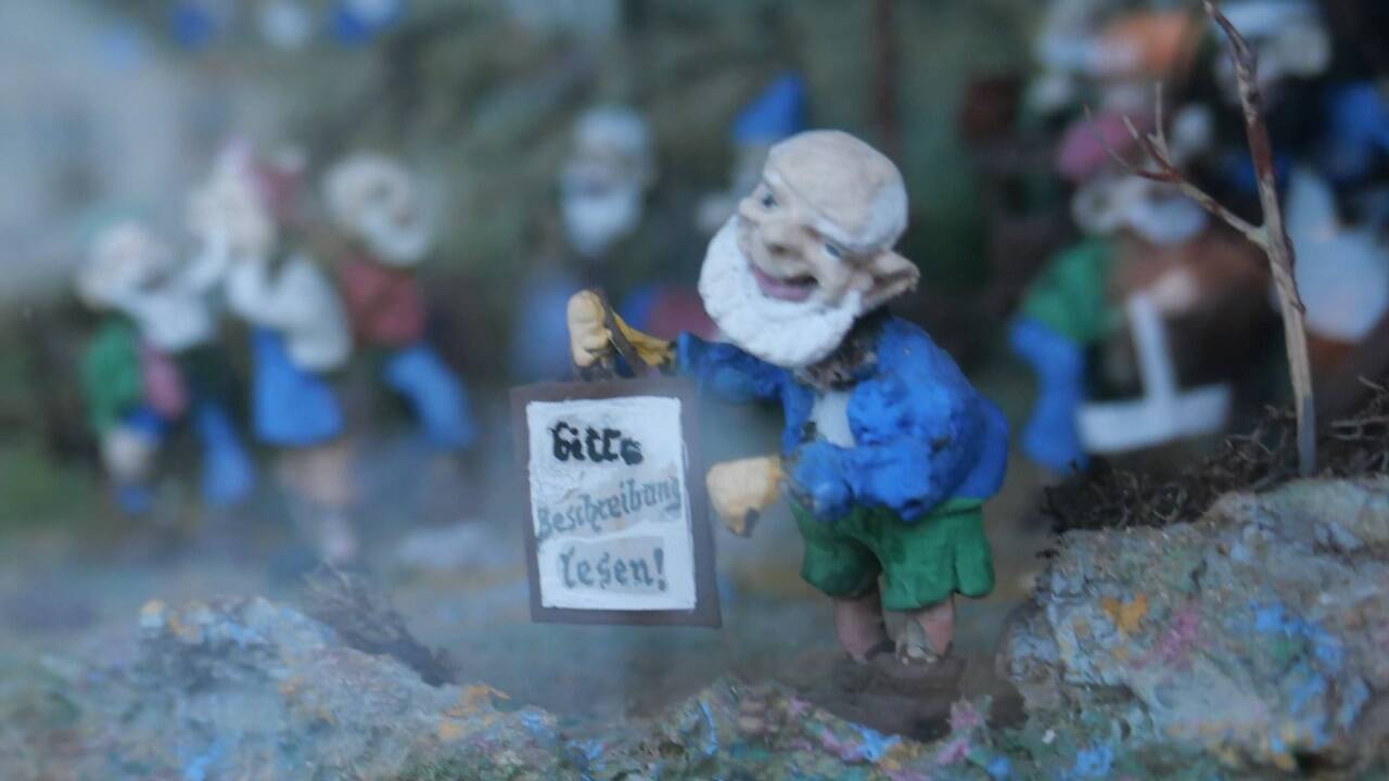 „Bitte Beschreibung lesen“, fordert dieses Zwergerl im „Untersberg“-Diorama auf.  