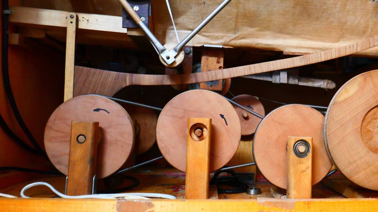 Ein Blick ins „Werkl“ eines Schaukastens.  