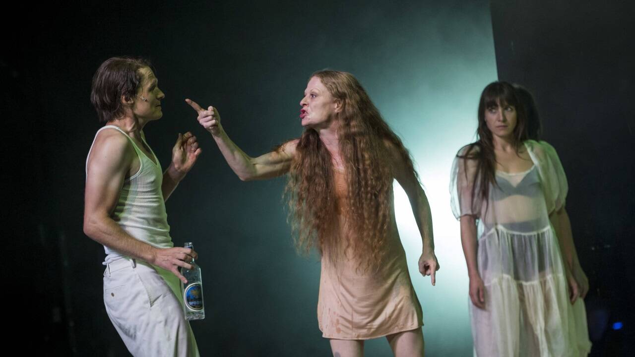 „Iphigenia“ bei den Salzburger Festspielen: Jirka Zett (Achill / Orest), Christiane von Poelnitz (Klytämnestra), Rosa Thormeyer (Iphigenia). 