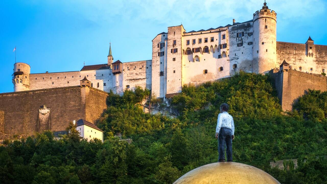 Wie viel verdient der durchschnittliche Salzburger? Wie weit pendelt er in die Arbeit und wie alt wird er? Die Landesstatistik hat das eruiert.   Wie viel verdient der durchschnittliche Salzburger? Wie weit pendelt er in die Arbeit und wie alt wird er? Die Landesstatistik hat das eruiert.