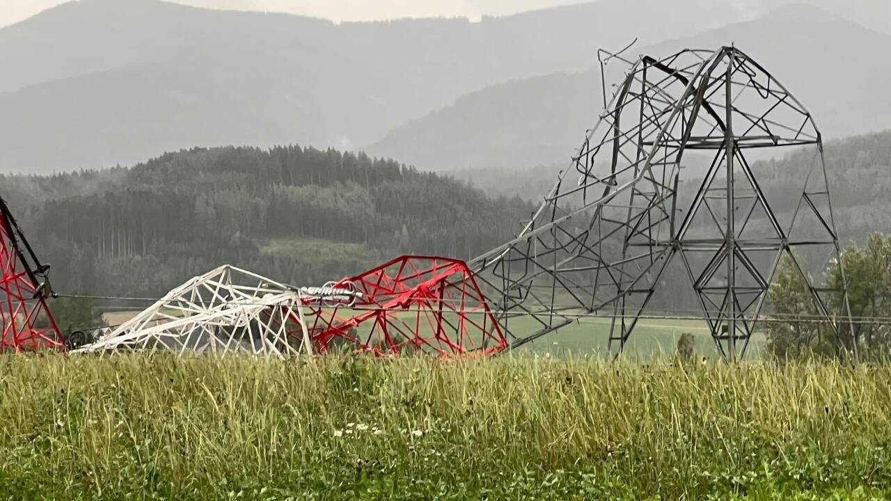 Der Sturm knickte sogar Strommasten. 