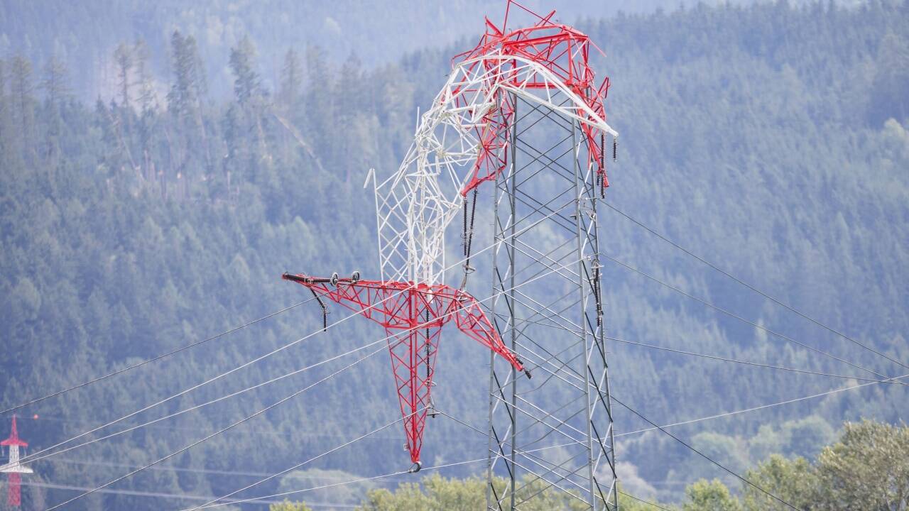 Schwere Schäden an den Stromleitungen.  Schwere Schäden an den Stromleitungen.