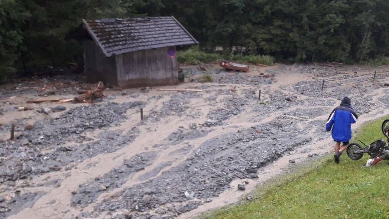 In Auffach in der Wildschönau (Bez. Kufstein) verlegte ein Erdrutsch eine Gemeindestraße auf einer Länge von 100 Metern.  In Auffach in der Wildschönau (Bez. Kufstein) verlegte ein Erdrutsch eine Gemeindestraße auf einer Länge von 100 Metern.