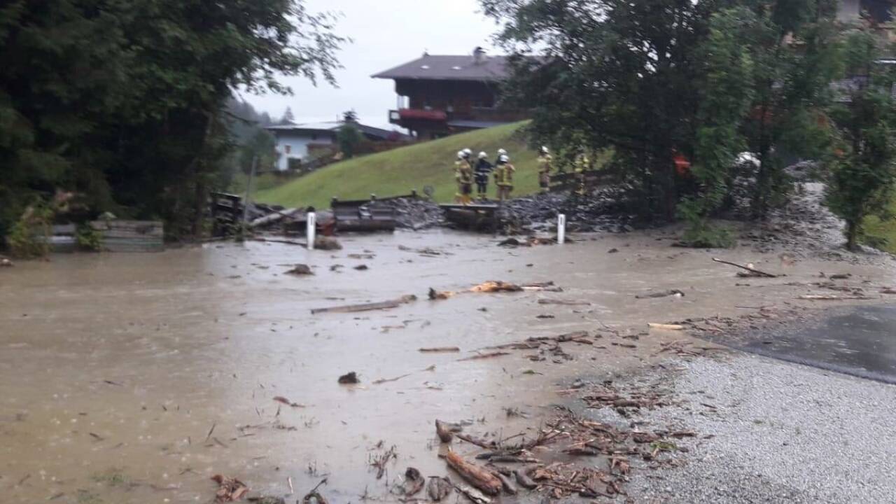 In Auffach in der Wildschönau (Bez. Kufstein) verlegte ein Erdrutsch eine Gemeindestraße auf einer Länge von 100 Metern.  In Auffach in der Wildschönau (Bez. Kufstein) verlegte ein Erdrutsch eine Gemeindestraße auf einer Länge von 100 Metern.