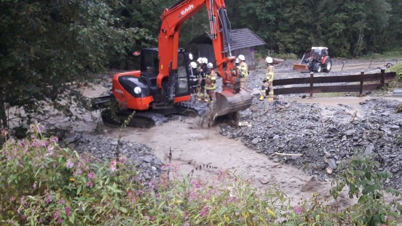 In Auffach in der Wildschönau (Bez. Kufstein) verlegte ein Erdrutsch eine Gemeindestraße auf einer Länge von 100 Metern.  In Auffach in der Wildschönau (Bez. Kufstein) verlegte ein Erdrutsch eine Gemeindestraße auf einer Länge von 100 Metern.
