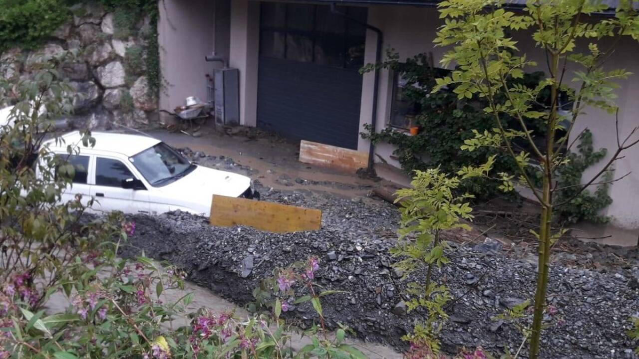 In Auffach in der Wildschönau (Bez. Kufstein) verlegte ein Erdrutsch eine Gemeindestraße auf einer Länge von 100 Metern.  In Auffach in der Wildschönau (Bez. Kufstein) verlegte ein Erdrutsch eine Gemeindestraße auf einer Länge von 100 Metern.