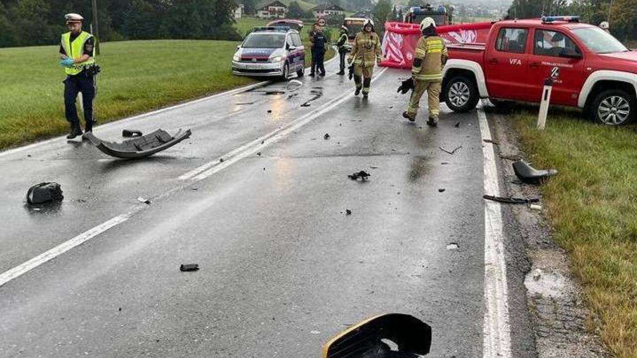 Nach einem Überholmanöver kollidierten ein PKW und ein Motorrad, die Folgen waren dramatisch. 