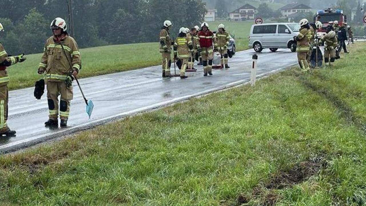 Nach einem Überholmanöver kollidierten ein PKW und ein Motorrad, die Folgen waren dramatisch. 