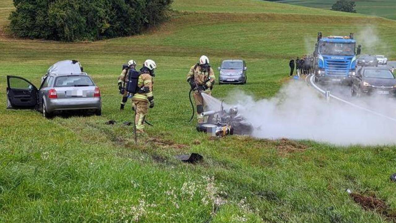 Nach einem Überholmanöver kollidierten ein PKW und ein Motorrad, die Folgen waren dramatisch. 