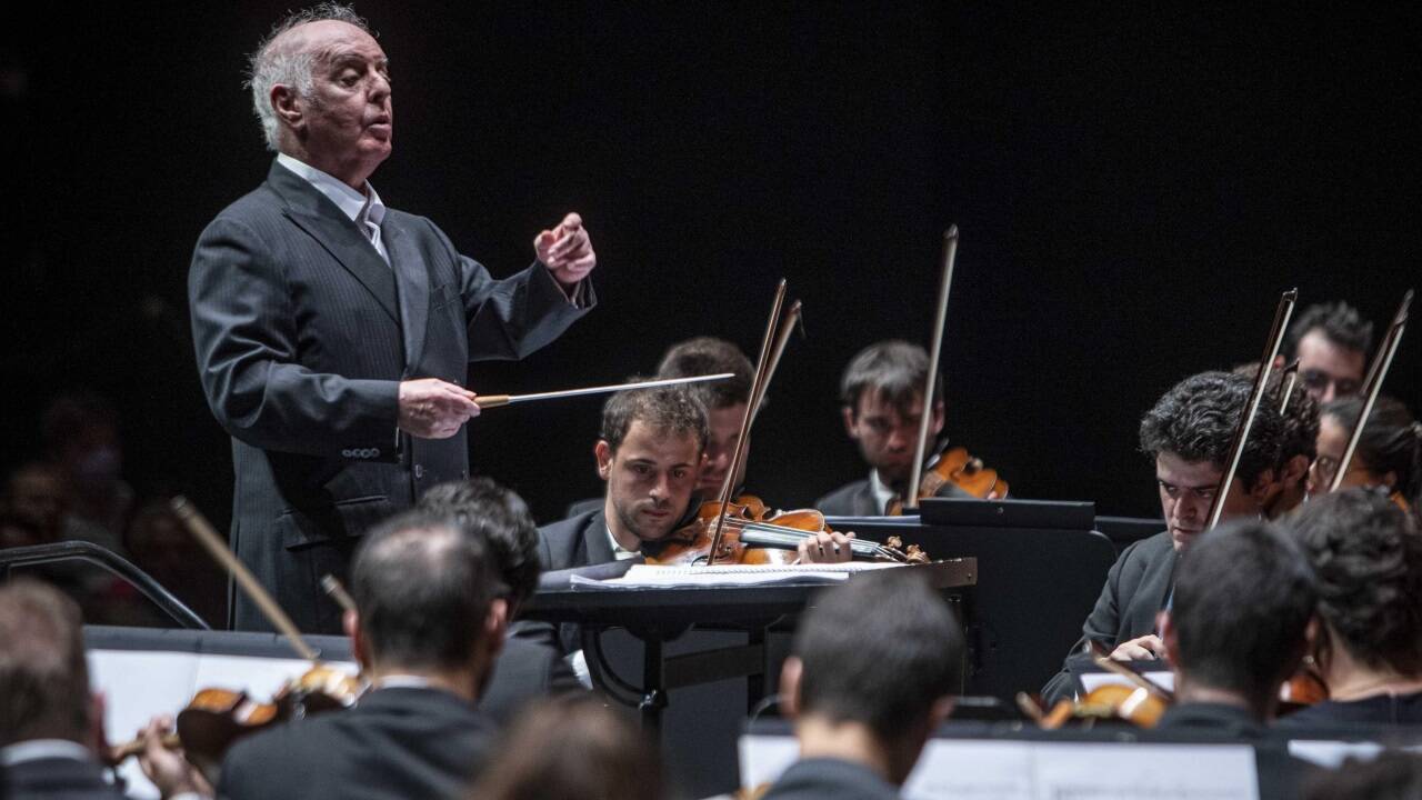 Gesundheitlich angeschlagen gastierte Daniel Barenboim (hier im Bild bei einem Auftritt mit dem West-Eastern Divan Orchestra) bei den Salzburger Festspielen. Gesundheitlich angeschlagen gastierte Daniel Barenboim (hier im Bild bei einem Auftritt mit dem West-Eastern Divan Orchestra) bei den Salzburger Festspielen.