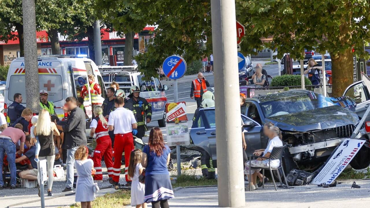Die Unfallstelle an der Alpenstraße auf Höhe der McDonald’s-Filiale: Am rechten Bildrand ist der beschädigte Mercedes zu sehen.  