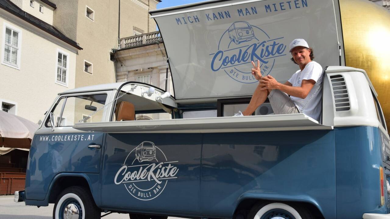 Am Steuer sitzt Inhaber Kurt Pailer, der die nostalgischen VW Busse schon immer „lässig“ fand. 