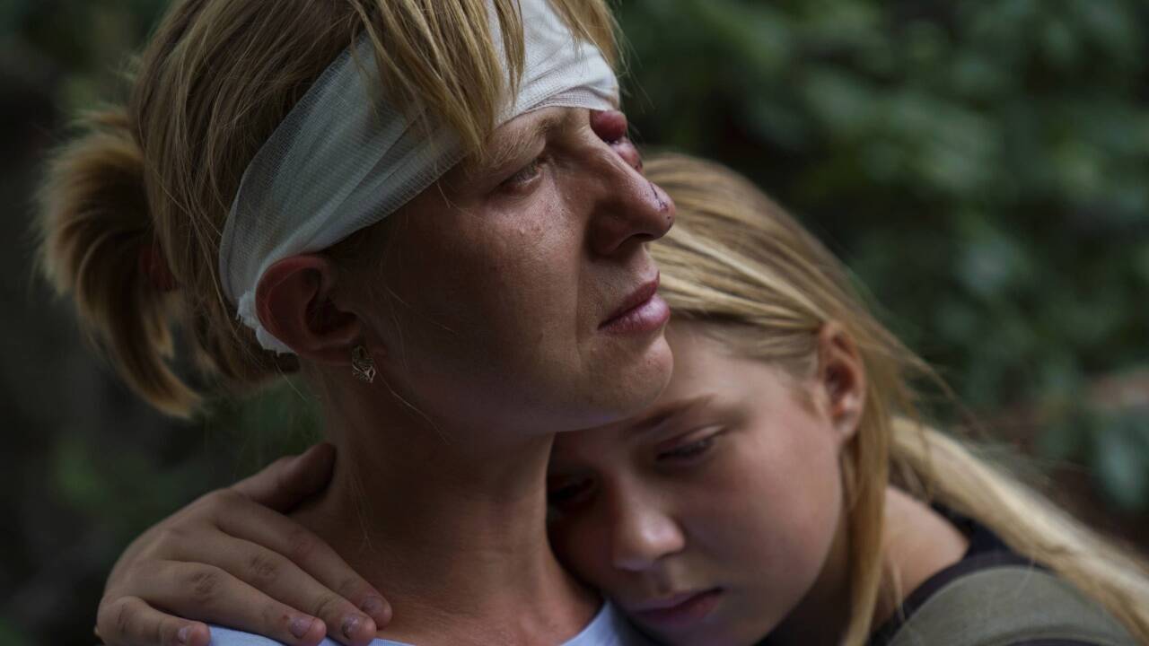 Tod, Trauer: Nelia Fedorowa und ihre elfährige Tochter. Familienvater Oleksii wurde bei einem russischen Raketenangriff auf die Stadt Kramatorsk getötet. Nelia erlitt Verwundungen am Kopf. Tod, Trauer: Nelia Fedorowa und ihre elfährige Tochter. Familienvater Oleksii wurde bei einem russischen Raketenangriff auf die Stadt Kramatorsk getötet. Nelia erlitt Verwundungen am Kopf.