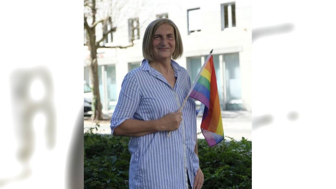 Conny Felice vor dem neuen Vereinszentrum. Felice ist seit Oktober die Geschäftsführerin der Homosexuellen Initiative Salzburg. 