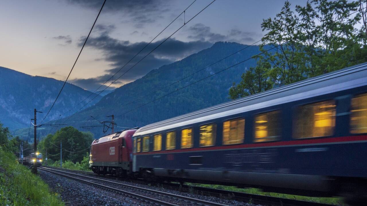 In der Dämmerung unterwegs: ein Nightjet am Semmering. In der Dämmerung unterwegs: ein Nightjet am Semmering.