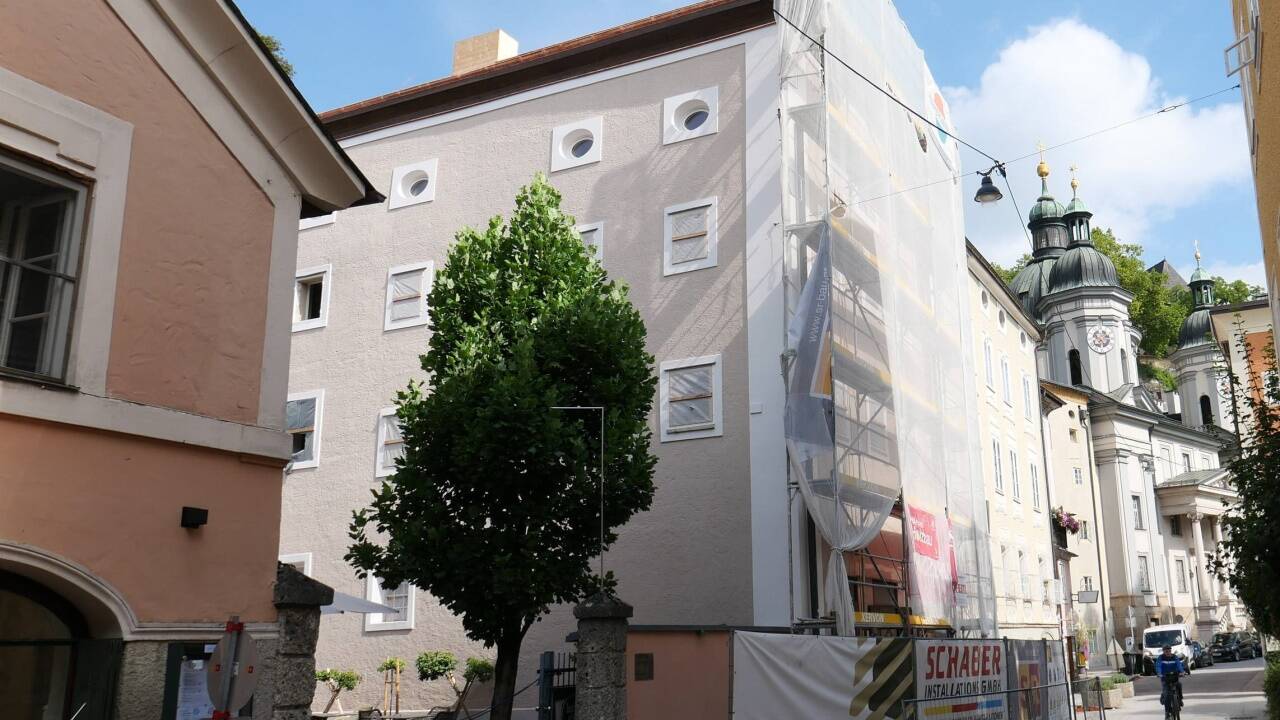 Blick auf das Haus Nonntaler Hauptstraße 22. Die Sanierung soll im September abgeschlossen sein.  