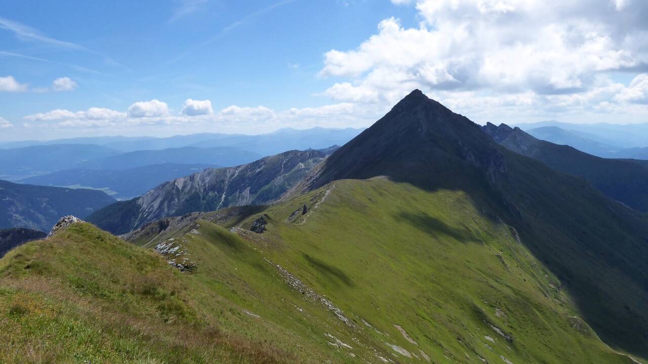 Der Blick von der Lapernigspitze auf das Schareck. 