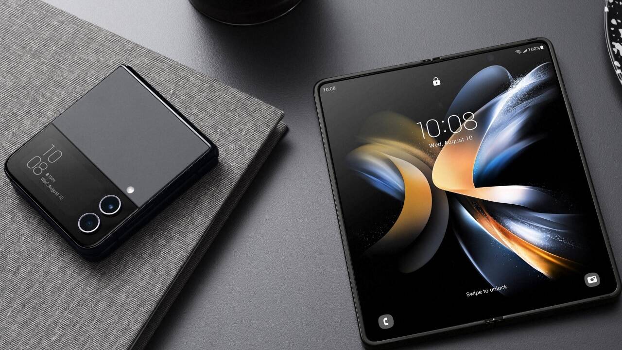 Samsungs neue Premium-Smartphones: links das Z Flip 4, rechts das Z Fold 4. Das Z Fold 4 bietet einen größeren Bildschirm innen und ... 