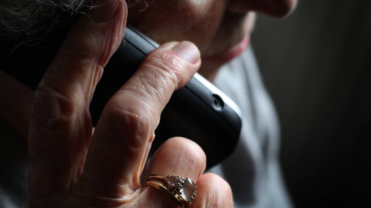 Eine ältere Frau am Telefon (Symbolbild). Eine ältere Frau am Telefon (Symbolbild).