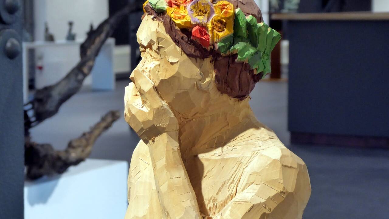 Die Skulptur „Bacchus“ von Oliver Gogl im Ziegelstadel. 