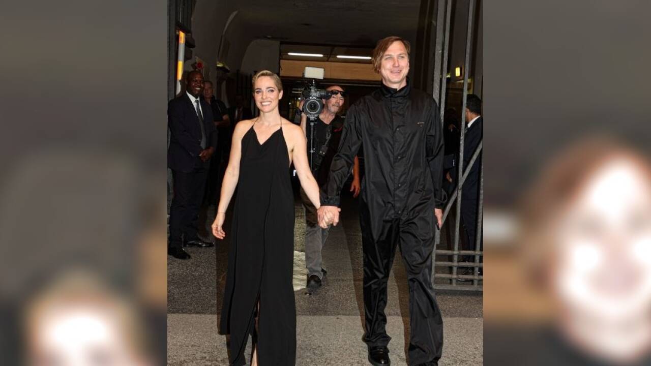 Verena Altenberger und Lars Eidinger nach der Abschiedsvorstellung, die am Freitag ins Große Festspielhaus verlegt wurde. 
