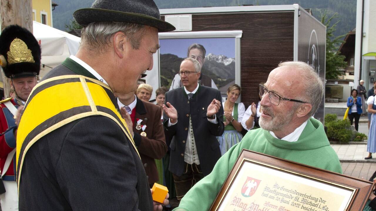 Die Vereinsobleute überreichten den Goldenen Ehrenring. Im Bild der scheidende Ortspfarrer mit Altbürgermeister und Kameradschafts-Obmann Wolfgang Fanninger. 