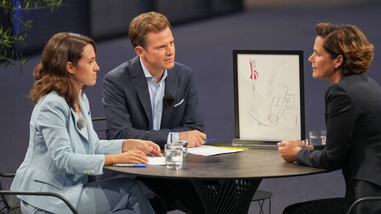 SPÖ-Chefin Pamela Rendi-Wagner (rechts) im ORF-„Sommergespräch“ mit Tobias Pötzelsberger und Julia Schmuck. Die Karikatur malte SN-Karikaturist Thomas Wizany. 
