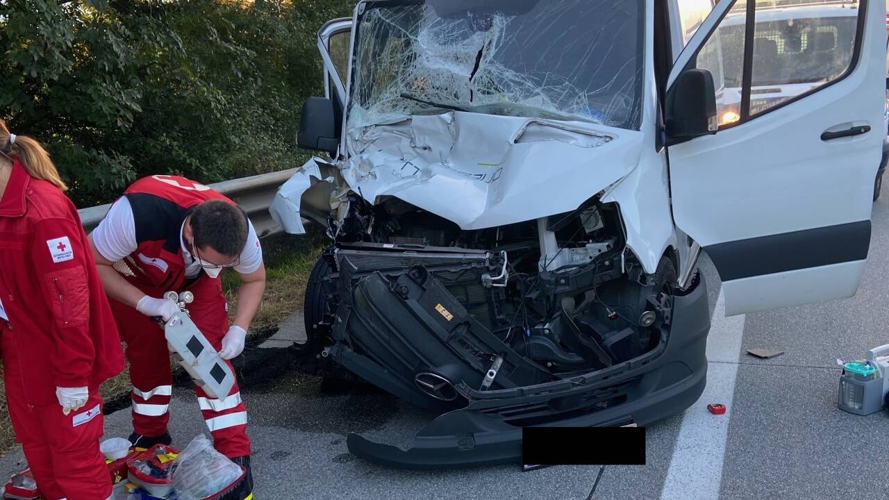 Einsatzkräfte an der Unfallstelle. 