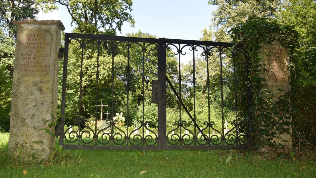Versperrter Eingang zum Soldatenfriedhof im Donnenbergpark in Nonntal. 