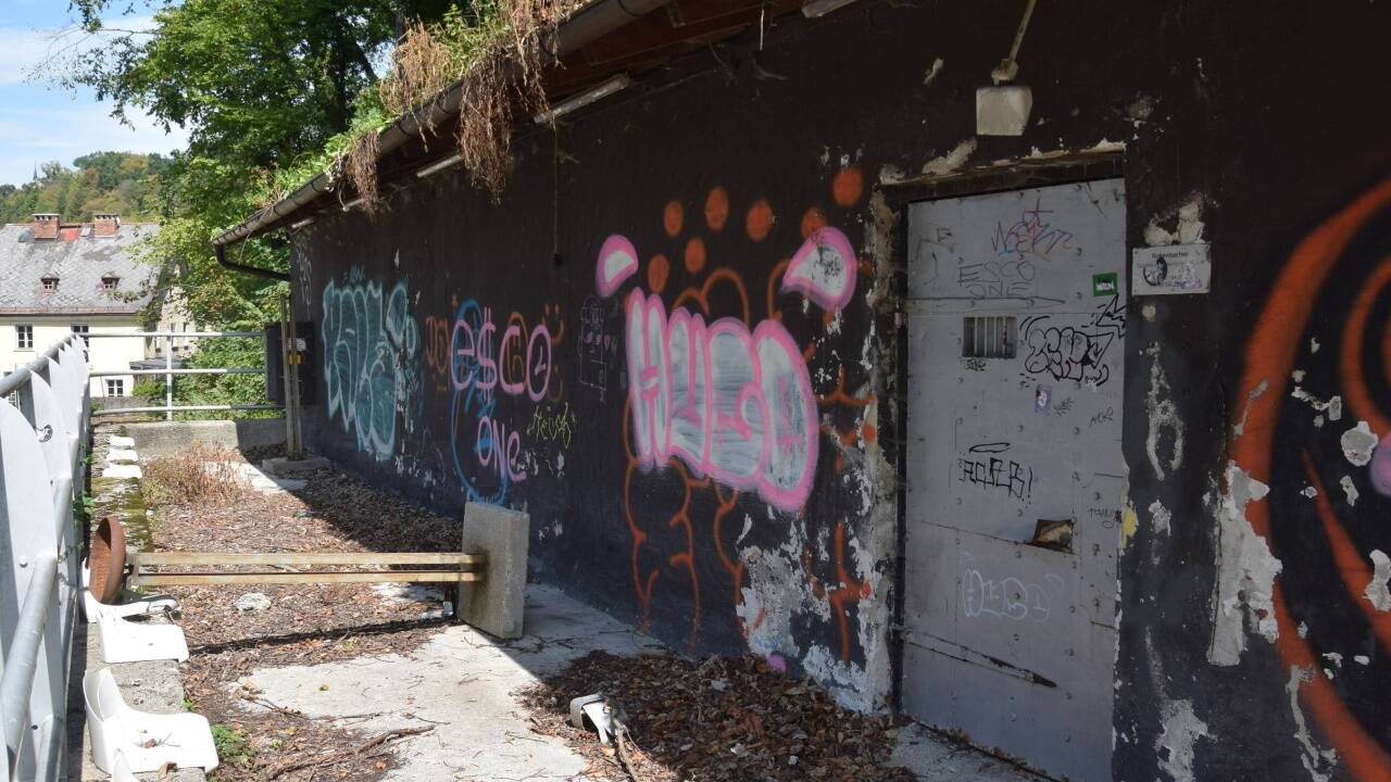 The Cave bzw. der Eingang zum alten Luftschutzbunker aus dem Zweiten Weltkrieg. 