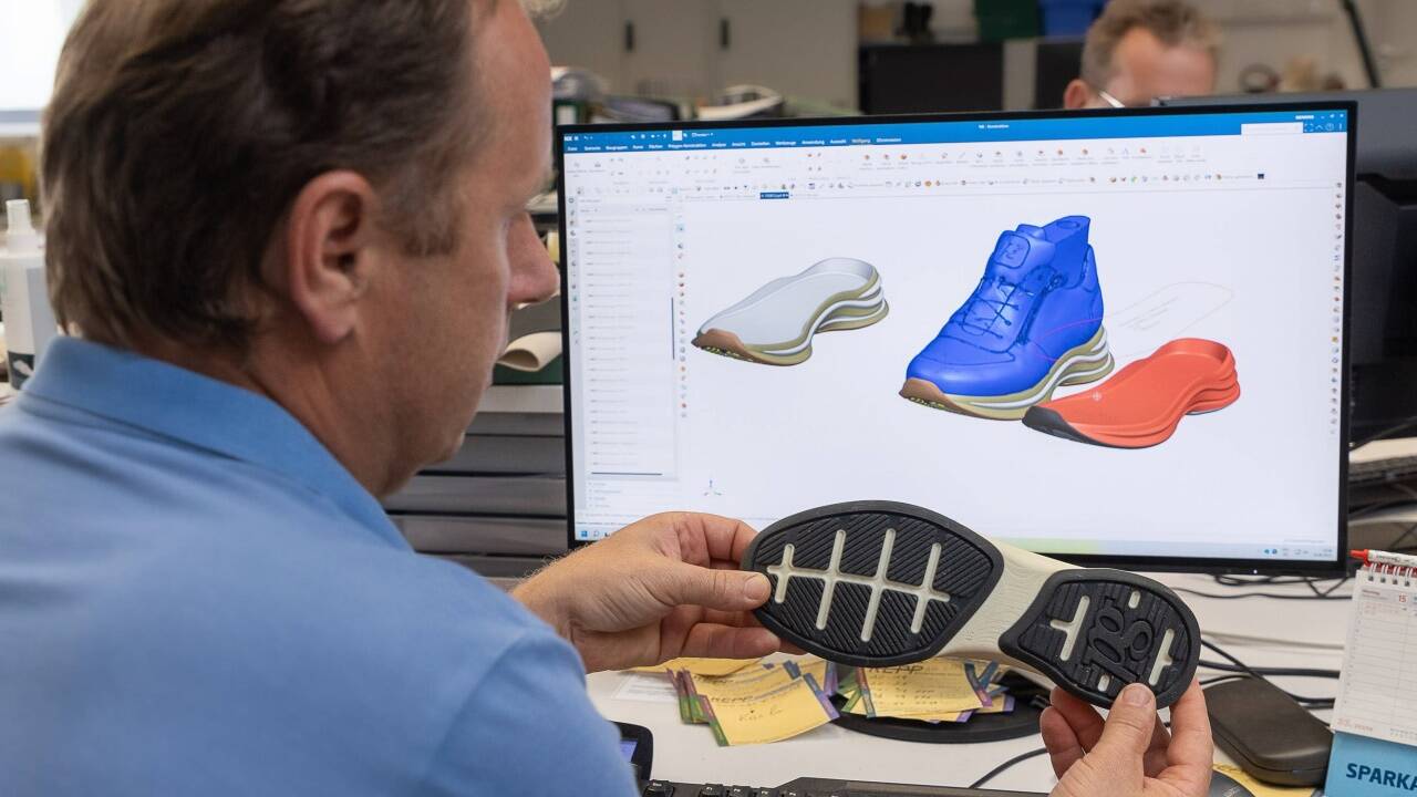 Digitale Zwillinge der Schuhe entstehen am Bildschirm. 