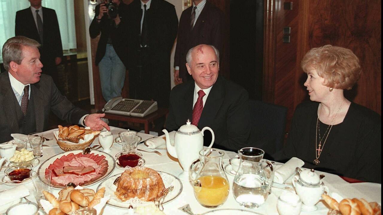 05.12.1995: Der frühere Praesident der Sowjetunion, Michail Gorbatschow, mitte, ist mit seiner Frau Raisa zu einem fünftägigen Privatbesuch in Österreich und wurde von Bundeskanzler Franz Vranitzky, links, bei Kaffee und Kuchen empfangen.  