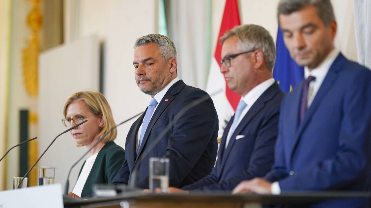 Vergesst das virologische Quartett – jetzt kommt das energetische Quartett: Energieministerin Gewessler, Bundeskanzler Nehammer, Finanzminister Brunner und Finanzprokurator Peschorn posieren als Retter der Wien Energie. Vergesst das virologische Quartett – jetzt kommt das energetische Quartett: Energieministerin Gewessler, Bundeskanzler Nehammer, Finanzminister Brunner und Finanzprokurator Peschorn posieren als Retter der Wien Energie.