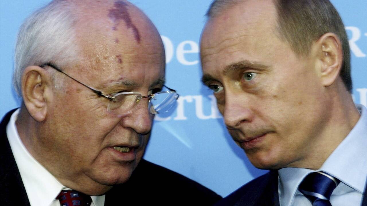 Michail Gorbatschow und Wladimir Putin bei einer Konferenz in Deutschland im Dezember 2004. Michail Gorbatschow und Wladimir Putin bei einer Konferenz in Deutschland im Dezember 2004.