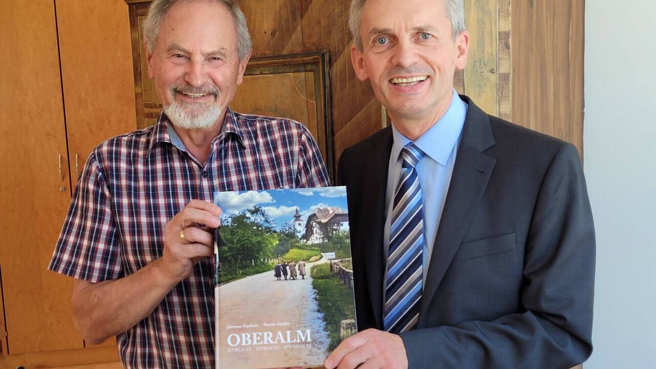 Dietmar Haslauer (re.) ist Initiator und Hauptautor. Der Halleiner Historiker Wolfgang Wintersteller (li.) hat die Ein- und Ausgemeindung aufgearbeitet. 