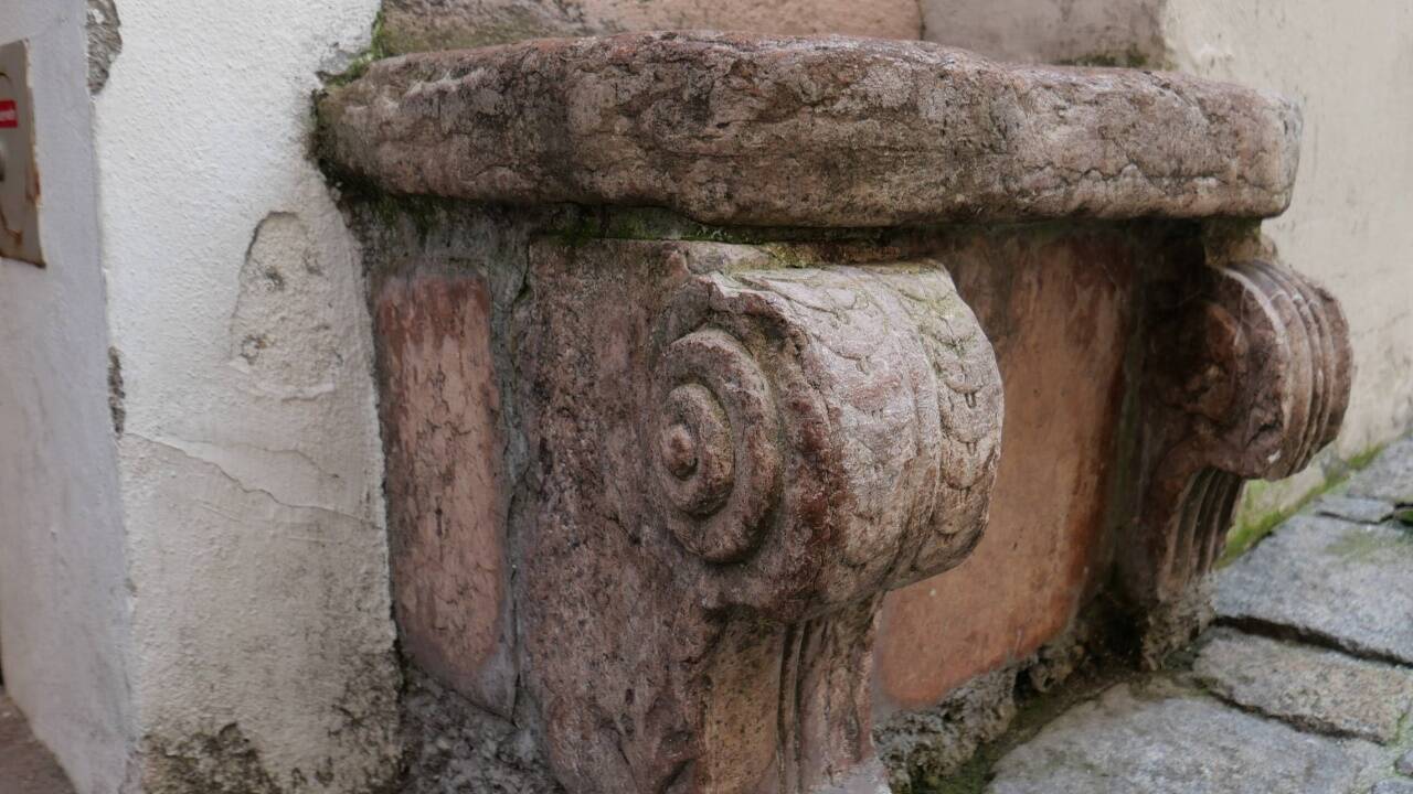 Ein ungewöhnliches Hausbankerl aus rotem Adneter Marmor.  