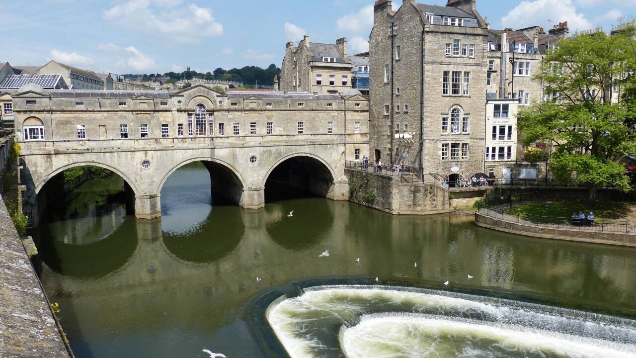 Die Pulteney-Brücke mit ihren luxuriösen Boutiquen führt über den Avon.  