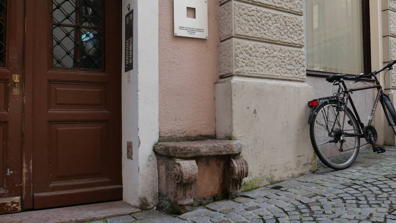 Ein ungewöhnliches Hausbankerl aus rotem Adneter Marmor.  