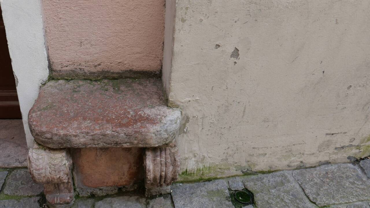 Ein ungewöhnliches Hausbankerl aus rotem Adneter Marmor.  