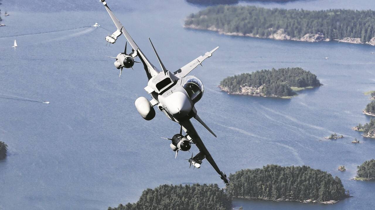 Der Kampfjet über den Schärengärten vor der schwedischen Küste.  