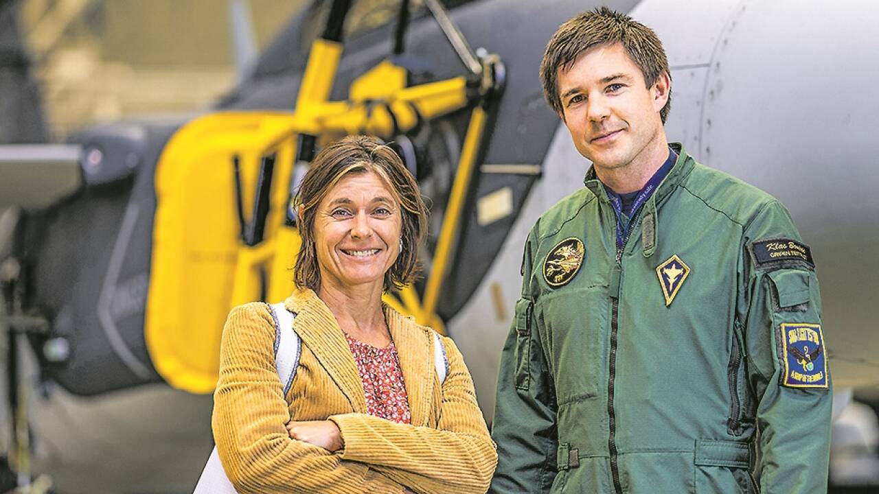 SN-Redakteurin Birgitta Schörghofer mit Gripen-Testpilot Klas Boudrie im Saab-Werk in Linköping. 