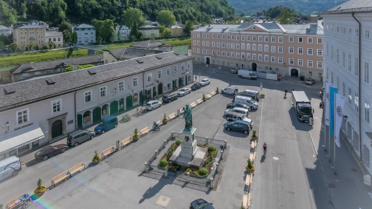 Der Waagplatz und der Mozartplatz (Bild) sind die zwei nächsten Plätze, die in der Salzburger Altstadt ein neues Gesicht bekommen sollen. Jetzt wird Kritik an der gewählten Form des Architekturwettbewerbs laut. Der Waagplatz und der Mozartplatz (Bild) sind die zwei nächsten Plätze, die in der Salzburger Altstadt ein neues Gesicht bekommen sollen. Jetzt wird Kritik an der gewählten Form des Architekturwettbewerbs laut.